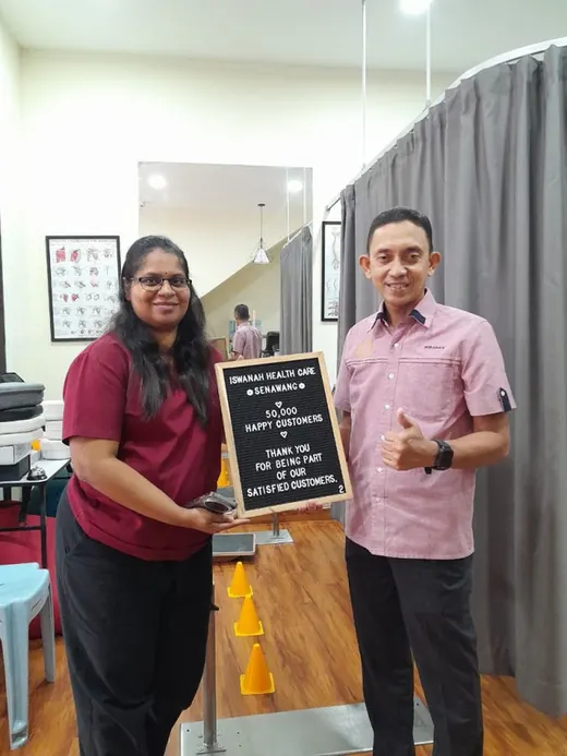 Pasukan Iswanah bersama pelanggan