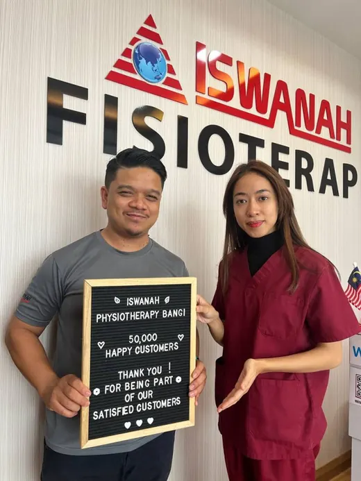Pasukan Iswanah bersama pelanggan